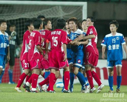 官方：莱斯特城与24岁后卫卢克-托马斯续约至2029年