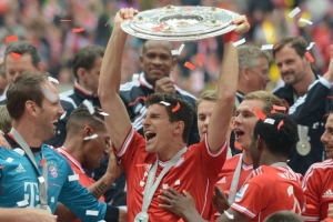 父子联手发声！詹姆斯焕发青春30+8+8，东契奇关键三分助湖人逆转鹈鹕